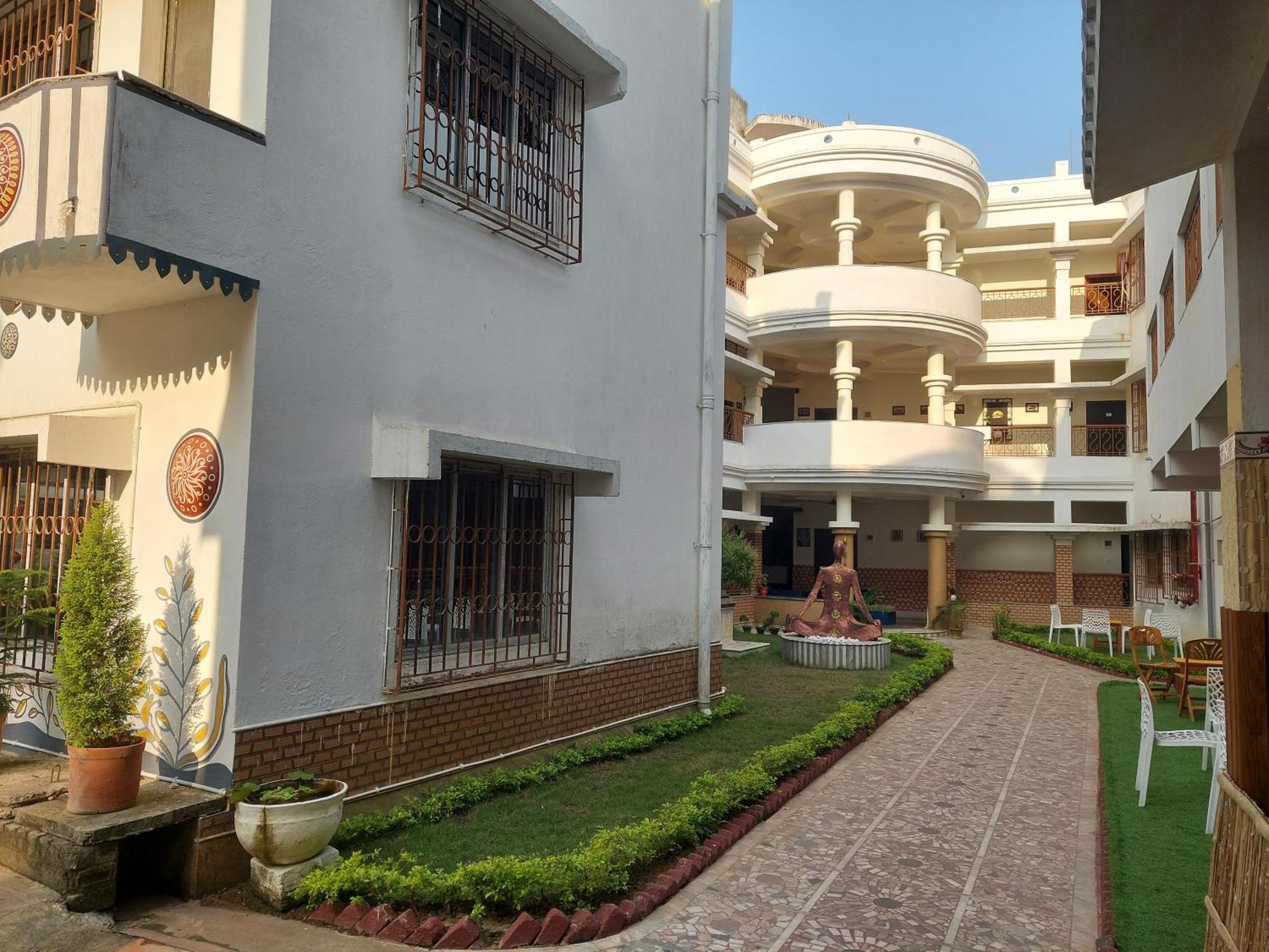 Hotel Kolam Shantiniketan Bagian luar foto