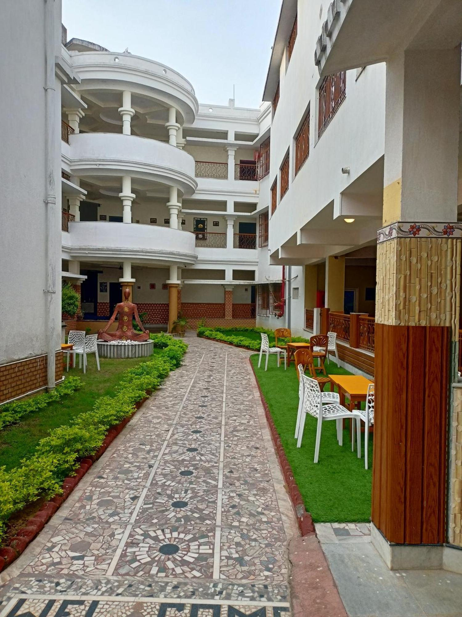 Hotel Kolam Shantiniketan Bagian luar foto